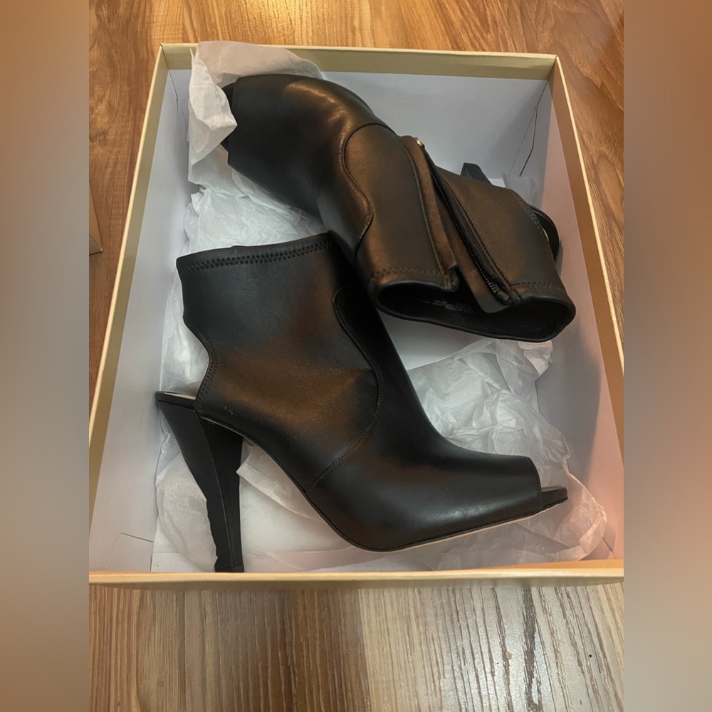 NEW Michael Kors Selina Leather Bootie Size 9